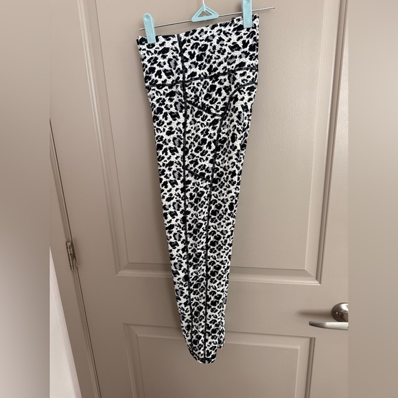 ZYIA Snow Leopard “Light & Tight” high waist leggings Size 14-16 Capri (23-25”) - Picture 8 of 9